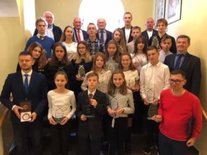 zdjęcie grupowe nagrodzonych uczniów ze starostą Kalińskim