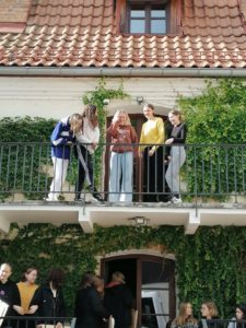uczennice na balkonie pensjonatu