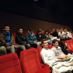 uczniowie siedzą w kinie