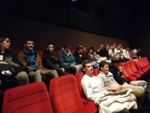 uczniowie siedzą w kinie