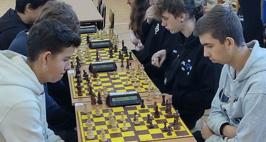 uczniowie grają w szachy