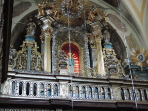 ołtarz w kościele w Brodach