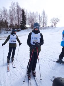 uczniowie zjeżdżaja na nartach