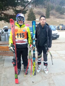 dwóch uczniów z nartami